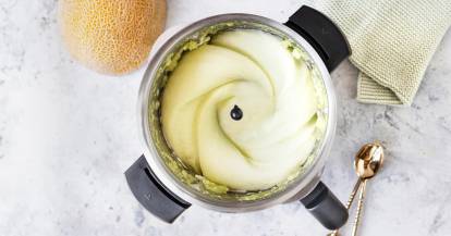 Blick in den Mixbehälter des Monsieur Cuisine mit hellem Softeis darin