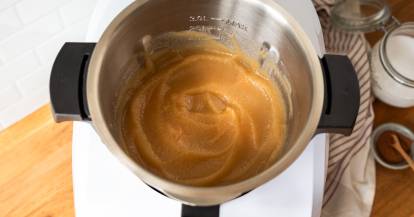 Apfelmus im Mixbehälter des Monsieur Cuisine