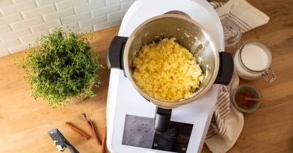 Zerkleinerte Äpfel im Monsieur Cuisine, von oben fotografiert