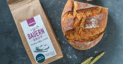 Brotbackmischung Bauernbrot und ein Bauernbrot von oben fotografiert