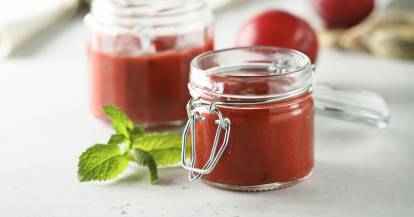 Zwei Gläser mit Pflaumenmus