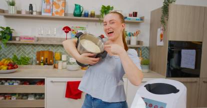 isy hält den Mixtopf, in dem Teig ist