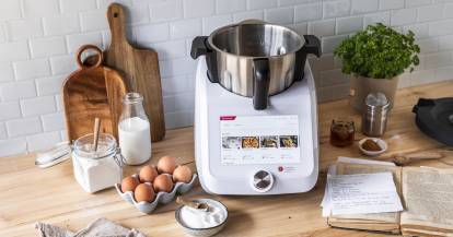 Der Monsieur Cuisine, daneben ein handgeschriebenes Kochbuch