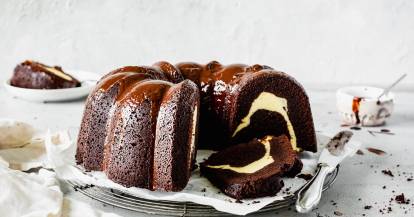 Dunkler Gugelhupf mit heller Füllung