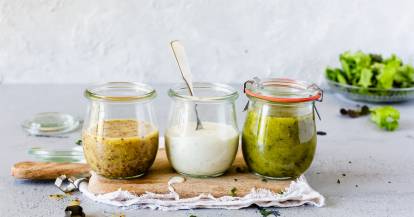 Drei GlÀser mit Salatdressing