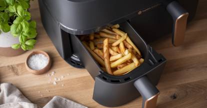 Pommes in der offenen Schublade des Airfryer