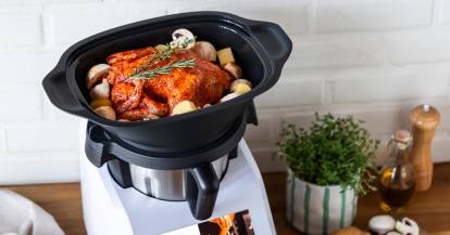 Ein ganzes Hähnchen im Dampfgaraufsatz des Monsieur Cuisine