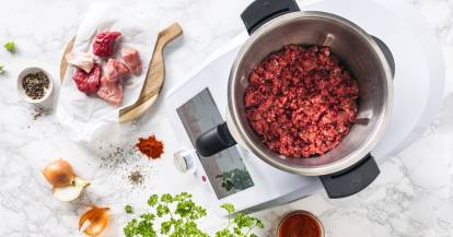 Monsieur Cuisine von oben fotografiert, Hackfleisch im Mixbehälter
