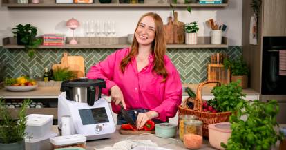 Isy von zaubermix neben dem Monsieur Cuisine, sie schneidet Gemüse