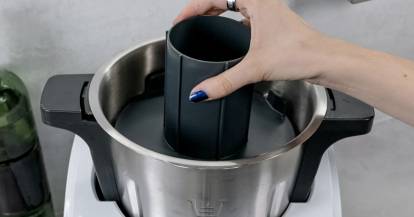 Jemand setzt den Miximizer in den Mixbehälter des Monsieur Cuisine ein