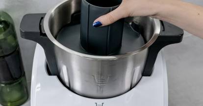 Jemand setzt den Miximizer in den Mixbehälter des Monsieur Cuisine ein
