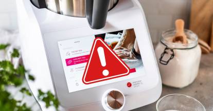 Display des Monsieur Cuisine mit rotem Warndreieck