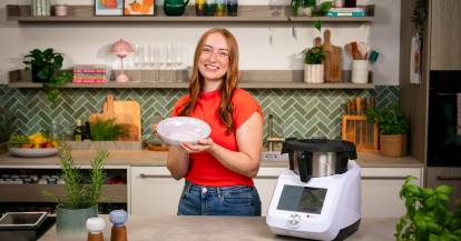 Isy von zaubermix neben dem Monsieur Cuisine