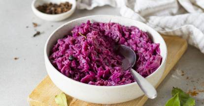 rotkohl in einer Schale, daneben ein Tuch