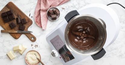 Der Monsieur Cuisine von oben fotografiert, im Topf geschmolzene Schokolade