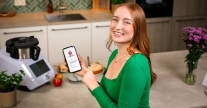 Isy von ZauberMix mit Smartphone in der Küche 