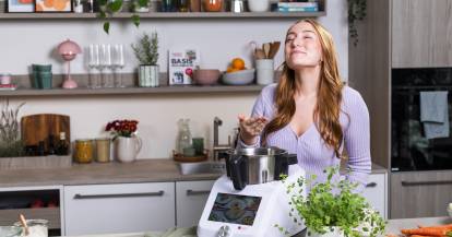Isy mit dem Monsieur Cuisine, verzückter Blick
