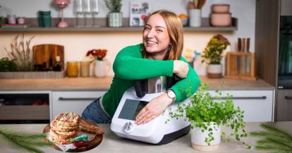 Isy umarmt den Monsieur Cuisine, daneben ein paar Plätzchen