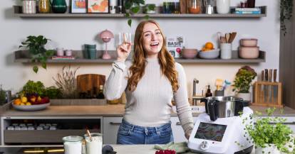 Isi in der Küche neben dem Monsieur Cuisine, sie hebt einen Finger