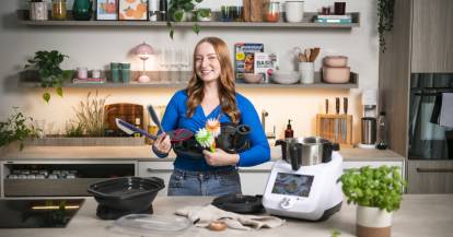 Isy in der ZauberMix Küche mit Monsieur Cuisine und einigem Zubehör