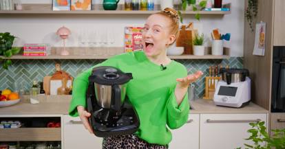 Isy hält den neuem MC Compact