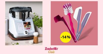 Der Monsieur Cuisine, daneben 3 Spatel und eine Reinigungsbürste