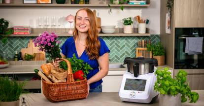 Isy von zaubermix Club mit einem Einkaufskorb voller Lebensmittel