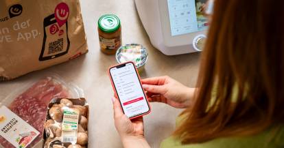 Isy von ZauberMix bestellt Lebensmittel über die App direkt bei REWE