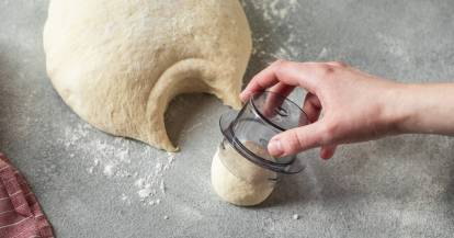 Teig für Pide mit dem Messbecher abteilen