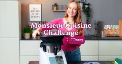 Junge Frau mit dem Monsieur Cuisine