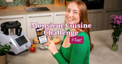 Junge Frau mit Smartphone und Monsieur Cuisine, Challenge Tag 6