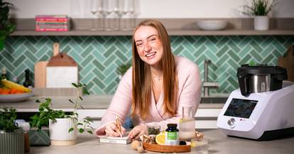 Junge Frau mit einem Monsieur Cuisine und EisenprÀparaten als NahrungsergÀnzungsmittel