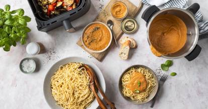 Top Shot: Zwei Teller Spaghetti, gegrilltes gemüse und der Mixbehälter des Monsieur cuisine mit einer soße darin