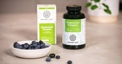 Magnesium Präparate Nature Love, daneben Blaubeeren