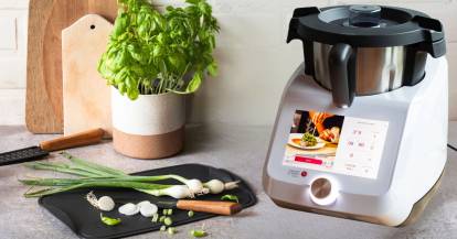 Monsieur Cuisine und ein schwarzes Schneidebrett mit Gemüse