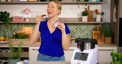 Junge Frau in einer Küche mit Monsieur Cuisine