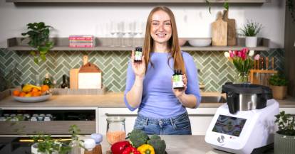 Junge Frau neben einem Monsieur Cuisine, mit Supplements von Nature Love