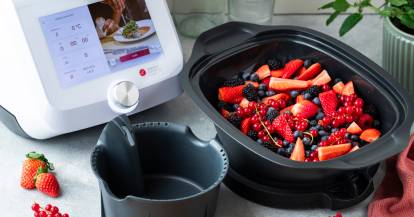 Simsafix® Einsatz für Monsieur Cuisine, daneben Dampfgaraufsatz mit viel Obst darin