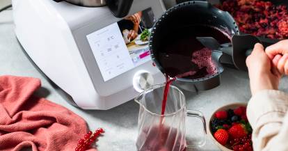 Zwei Hände halten den Simsafix® und gießen Saft in eine Karaffe