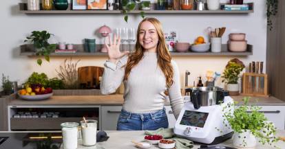 junge Frau in einer Küche mit einem Monsieur Cuisine
