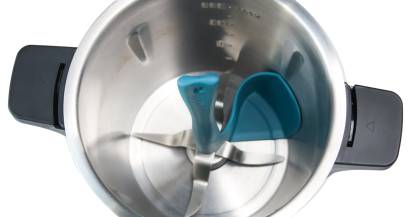 Mixbehälter Monsieur Cuisine, darin Calotti Spatel