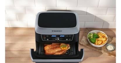 Airfryer mit einem Huhn im Garraum