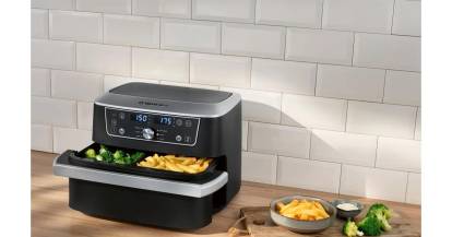 Airfryer mit Pommes und Brokkoli