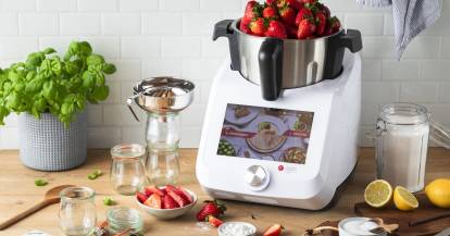 Der Monsieur Cuisine gefüllt mit Erdbeeren