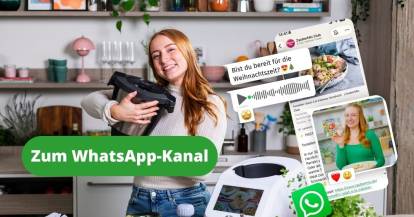 Junge Frau in einer Küche, neben ihr im Bild ein Smartphone mit ZauberMix Werbung