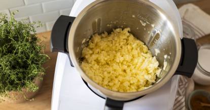 Zerkleinerte Äpfel mit Mixbehälter des Monsieur Cuisine
