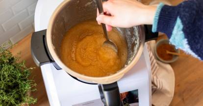 Apfelmus im Mixbehälter des Monsieur Cuisine