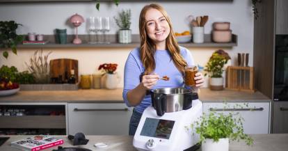 Junge Frau in einer Küche mit Monsieur Cuisine