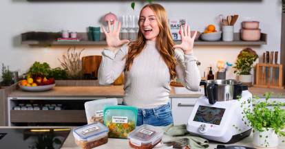 Junge Frau in einer Küche mit Monsieur Cuisine