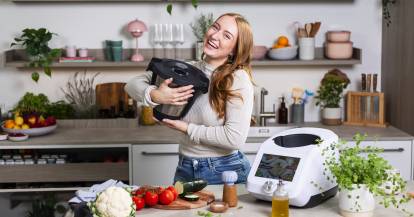 junge Frau umarmt den Topf vom Monsieur Cuisine